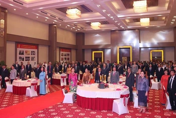 Các đồng chí lãnh đạo cấp cao Lào, Đại sứ Việt Nam tại Lào cùng hàng trăm đại biểu dự lễ kỷ niệm 75 năm Quốc khánh Việt Nam, tối 28-8.