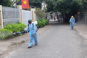 Chiều 28-8, nhân viên y tế tiếp tục phun hóa chất khử trùng khu vực tổ 9, phường Quảng Phú.