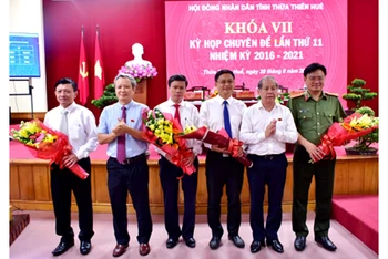 Lãnh đạo tỉnh tặng hoa chúc mừng tân Phó Chủ tịch UBND tỉnh Nguyễn Thanh Bình (thứ 3 từ bên phải) và các Ủy viên UBND tỉnh Thừa Thiên Huế vừa được bầu bổ sung. 