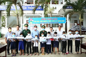 Đồn Biên phòng Thông Bình, chính quyền địa phương trao quà cho học sinh biên giới tại Trường Tiểu học Thông Bình 1.
