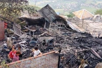 Vụ hỏa hoạn khiến ba căn nhà bị thiêu rụi ở Sa Pa. (Ảnh: TTXVN)