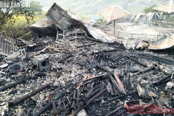 Hỏa hoạn thiêu rụi ba căn nhà sàn (homestay) ở xã Mường Hoa, thị xã Sa Pa, rạng sáng ngày 29-8. (Ảnh: T.A)