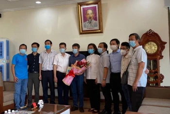 Lãnh đạo thành phố Đà Nẵng tặng hoa, tạm biệt các bác sĩ Bệnh viện Chợ Rẫy.