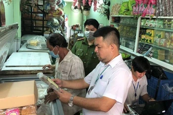 Đoàn kiểm tra liên ngành kiểm tra một cửa hàng bán đồ chay trên địa bàn TP Biên Hòa.