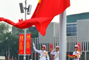 Thiêng liêng nghi lễ thượng cờ tại Quảng trường Ba Đình