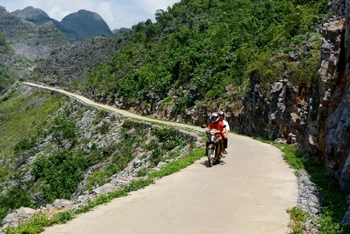 Nhiều tuyến đường ở huyện Đồng Văn (tỉnh Hà Giang) được bê-tông hóa tạo điều kiện cho nhân dân đi lại, giao thương. (Ảnh: Khánh Toàn)