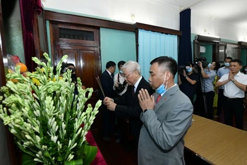 Tổng Bí thư, Chủ tịch nước Nguyễn Phú Trọng dâng hương, tưởng niệm Chủ tịch Hồ Chí Minh.