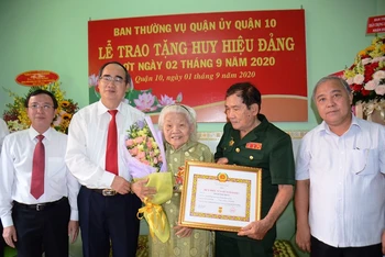 Đồng chí Nguyễn Thiện Nhân trao Huy hiệu 75 năm tuổi Đảng cho đồng chí Trần Thị Phát.