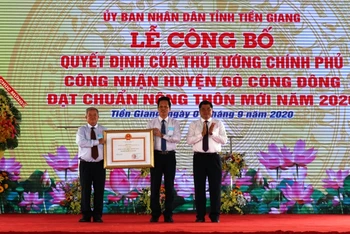 Thừa ủy quyền của Thủ tướng Chính Phủ, Thứ trưởng NN-PTNT Trần Thanh Nam trao Bằng Công nhận đạt chuẩn NTM cho huyện Gò Công Đông.