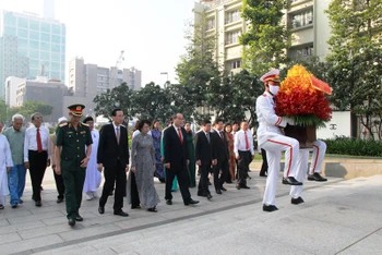 Đoàn đại biểu lãnh đạo thành phố dâng hoa tưởng niệm Chủ tịch Hồ Chí Minh tại tượng đài Chủ tịch Hồ Chí Minh.