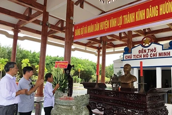 Đền thờ Bác Hồ tại xã Châu Thới, huyện Vĩnh Lợi (Bạc Liêu) được nhiều người dân khắp nơi đến viếng thăm, thắp hương thành kính.