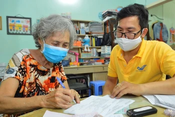 Chi trả lương hưu tại nhà ở TP Hồ Chí Minh trong đợt phòng, chống dịch Covid-19 vừa qua. (Ảnh minh họa: Bảo hiểm xã hội Việt Nam).