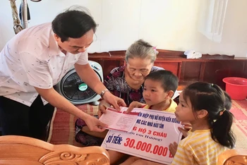 Trao sổ tiết kiệm trị giá 30 triệu đồng cho ba con nhỏ của nạn nhân Hương.