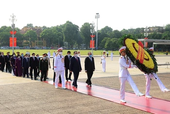 Các đồng chí lãnh đạo, nguyên lãnh đạo Đảng, Nhà nước đặt vòng hoa và vào Lăng viếng Chủ tịch Hồ Chí Minh. Vòng hoa của đoàn mang dòng chữ: “Đời đời nhớ ơn Chủ tịch Hồ Chí Minh vĩ đại".