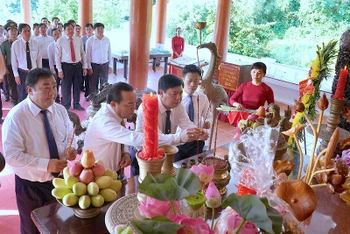 Lãnh đạo tỉnh Cà Mau viếng, dâng hoa, dâng hương tại Đền thờ Chủ tịch Hồ Chí Minh.