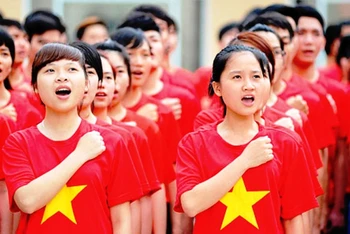 Chào cờ, hát Quốc ca là nghi thức thiêng liêng hun đúc tinh thần yêu nước, lòng tự hào dân tộc của mỗi người dân Việt Nam.