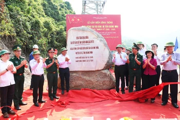 Lễ khánh thành công trình đưa điện lưới quốc gia ra đảo Trần.