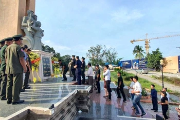 Dâng hương tại Đài Hữu nghị Việt Nam - Campuchia, TP Preah Sihanouk.
