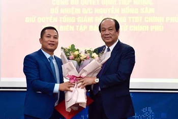  Bộ trưởng, Chủ nhiệm VPCP Mai Tiến Dũng trao quyết định tiếp nhận và bổ nhiệm ông Nguyễn Hồng Sâm giữ chức vụ quyền Tổng Giám đốc Cổng TTĐT Chính phủ kiêm Tổng Biên tập Báo điện tử Chính phủ.