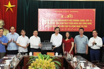 Tổng Biên tập Tạp chí Cộng sản Đàm Minh Huấn trao tặng thiết bị xét nghiệm SARS-CoV-2 cho tỉnh Cao Bằng.