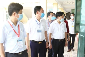 Đoàn công tác Bộ GD-ĐT kiểm tra công tác thi tại điểm thi trường THPT Tây Tiền Hải (huyện Tiền Hải, tỉnh Thái Bình).