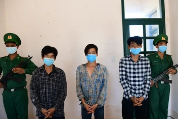 Các đối tượng trong đường dây đưa người nhập cảnh trái phép vào lãnh thổ Việt Nam đang bị tạm giữ tại Đồn Biên phòng CKQT Hoa Lư.