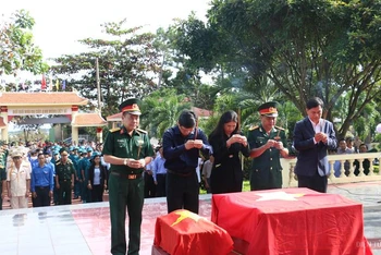 Lễ truy điệu, quy tập hài cốt các liệt sĩ về Nghĩa trang liệt sĩ huyện Đắk Mil cùng đồng đội.