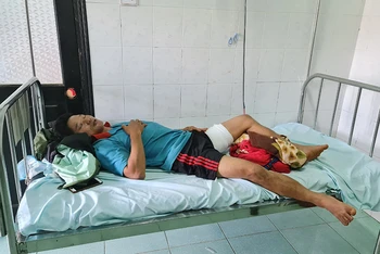 Do bị trâu điên tấn công nên anh Lâm Văn Tuấn, phải nhập viện điều trị tại Bệnh viện Đa khoa tỉnh Đắk Nông. 