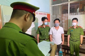 Cơ quan cảnh sát điều tra Công an thành phố Đà Nẵng đọc lệnh bắt tạm giam đối tượng Phạm Thanh.