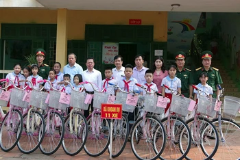Tặng gần 600 xe đạp cho học sinh nghèo