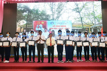 Trao quà và học bổng Lương Định Của cho học sinh, sinh viên nghèo hiếu học 2020.
