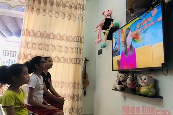 Học sinh Đà Nẵng theo dõi chương trình khai giảng trên truyền hình