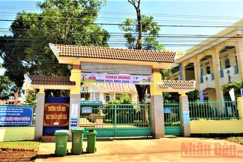 Sáng 5-9, Trường tiểu học Nơ Trang Lơng, xã Cư Êbur vẫn đóng cổng im lìm.