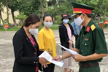 Trao giấy chứng nhận hoàn thành cách ly tập trung cho người dân từ tâm dịch Đà Nẵng trở về địa phương.