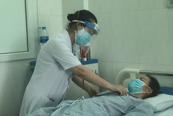 Một bệnh nhân bị ngộ độc sau ăn Pate Minh Chay đang điều trị tại Bệnh viện ĐK Vĩnh Đức