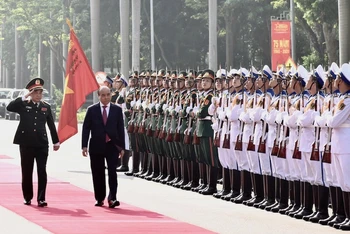 Thủ tướng Nguyễn Xuân Phúc duyệt đội danh dự (Ảnh: TRẦN HẢI)