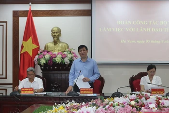 Quyền Bộ trưởng Y tế Nguyễn Thanh Long phát biểu tại buổi làm việc.