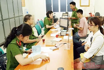 Người dân làm thủ tục đổi thẻ căn cước công dân tại Phòng Cảnh sát quản lý hành chính về trật tự xã hội (Hà Nội). Ảnh: PHƯƠNG MINH