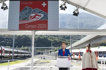 Tổng thống Thụy Sĩ phát biểu tại lễ thông hầm đường sắt Ceneri (Ảnh: swissinfo.ch)