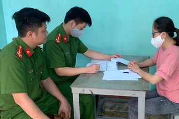 Nguyễn Thị Hồng Vân khai nhận với đại diện cơ quan cảnh sát điều tra về hành vi phạm tội của mình.