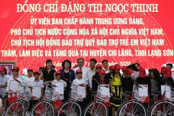 Phó Chủ tịch nước Đặng Thi Ngọc Thịnh, trao tặng quà, xe đạp cho học sinh có hoàn cảnh khó khăn trên địa bàn huyện Chi Lăng, (Lạng Sơn).