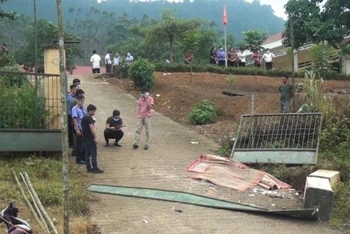 Hiện trường vụ sập cổng trường ở Văn Bàn, Lào Cai (Ảnh: Báo Giao thông)