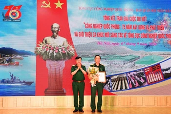 Trung tướng Nguyễn Mạnh Hùng, Chính ủy Tổng cục CNQP trao giải cho tác giả có tác phẩm đoạt Giải nhất cuộc thi viết.