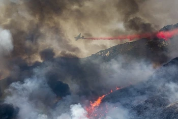 Máy bay tham gia dập lửa tại Yucaipa, bang California, ngày 5-9. (Ảnh: AP)