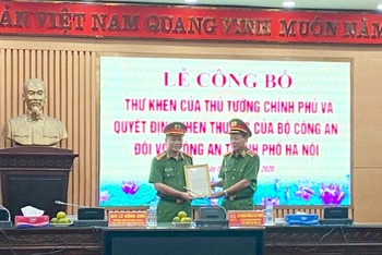 Thượng tướng Lê Quý Vương, Thứ trưởng Công an trao thư khen cho đại diện lãnh đạo Công an TP Hà Nội. 