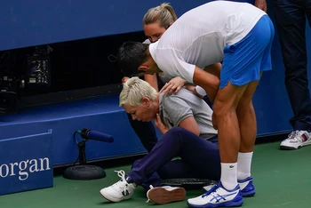 Djokovic đánh bóng trúng cổ họng một trọng tài. (Ảnh: USTA)