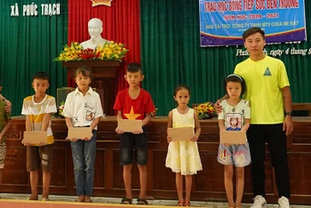 Oxalis tặng học bổng cho học sinh nghèo vượt khó huyện Bố Trạch.