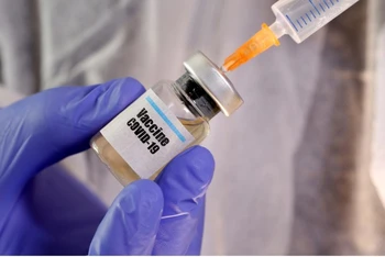Vaccine của AstraZeneca được đánh giá là ứng viên đang dẫn đầu trong cuộc chạy đua toàn cầu nhằm tìm ra vaccine ngừa Covid-19. (Ảnh: Reuters)