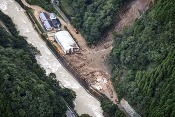 Hiện trường vụ sạt lở đất ở xã Shiba, huyện Higashi Usuki, tỉnh Miyazaki. (Ảnh: Kyodo News)