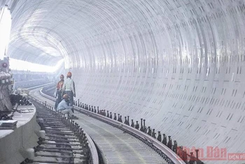 Hình ảnh dự kiến của ga ngầm sau khi được khoan, lắp vỏ hầm và lắp đường ray chạy tàu.
